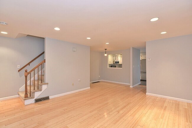 Building Photo - 17 Colonial Dr