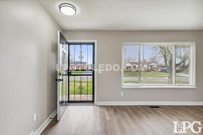 Foto del edificio - 4230 Dahlia Dr