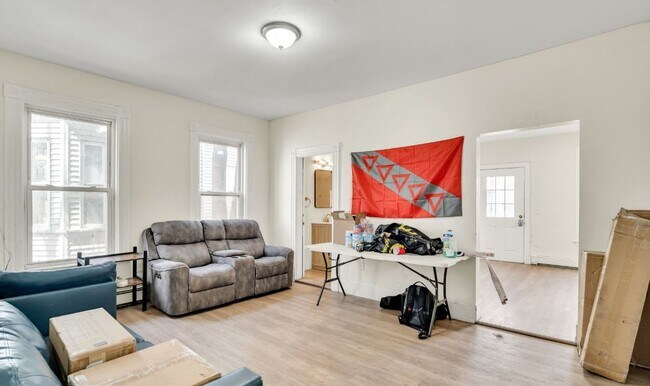 Building Photo - Charming 7 Bedroom