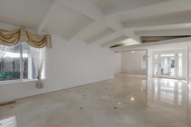 Building Photo - 21567 Rainbow Dr