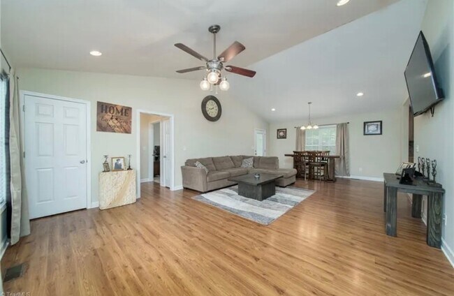 Foto del edificio - 119 Bluff Ct