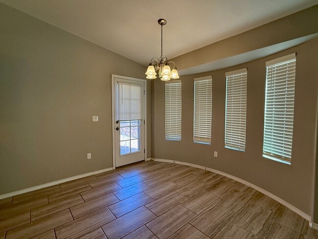 Building Photo - 4 Bedroom Home Close to Zaragoza and Montana!