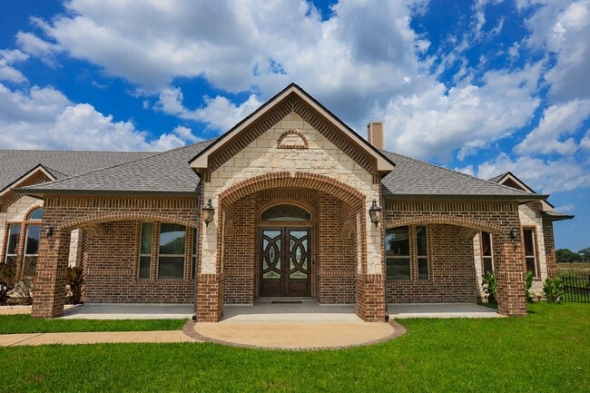 Building Photo - 527 Lily Ln