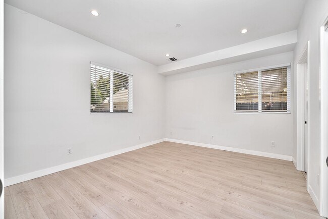 Building Photo - 1141 1/2 Irolo St