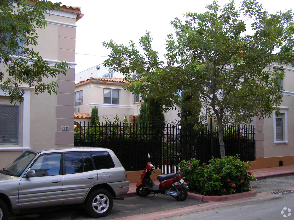 Building Photo - 525-531 Espanola Way