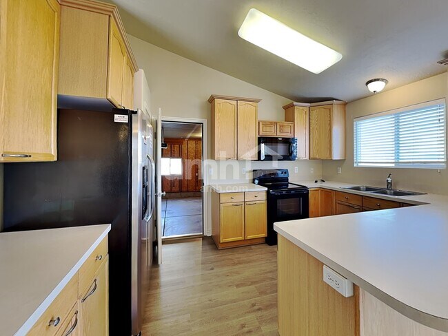 Foto del edificio - 96 N 1660 W