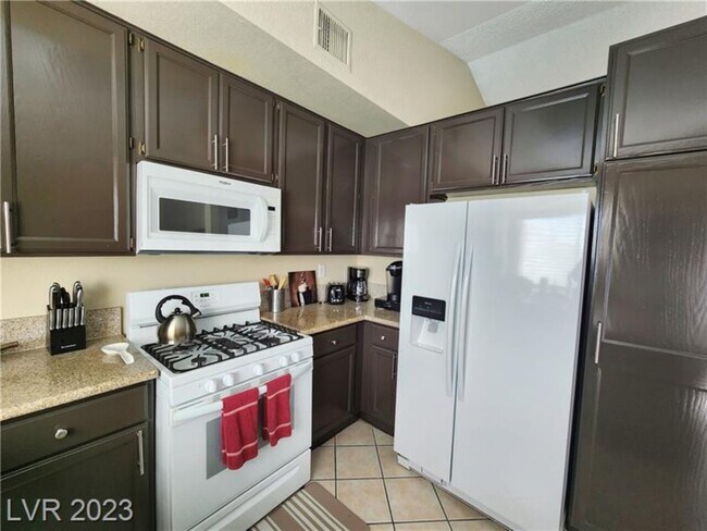 Building Photo - CANYON LAKE