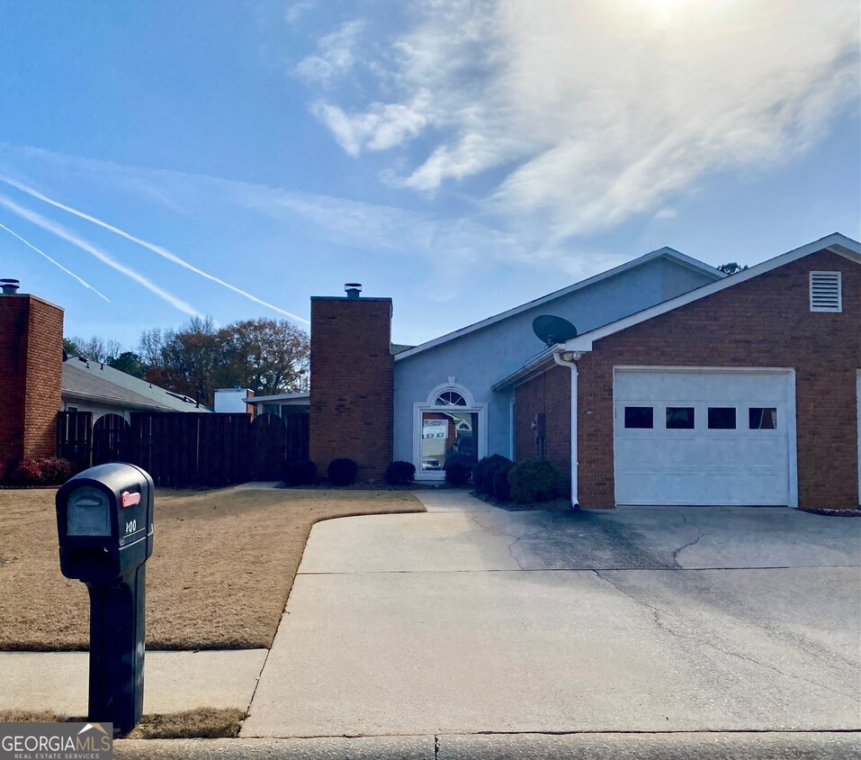 Primary Photo - 200 Courtyard Ln