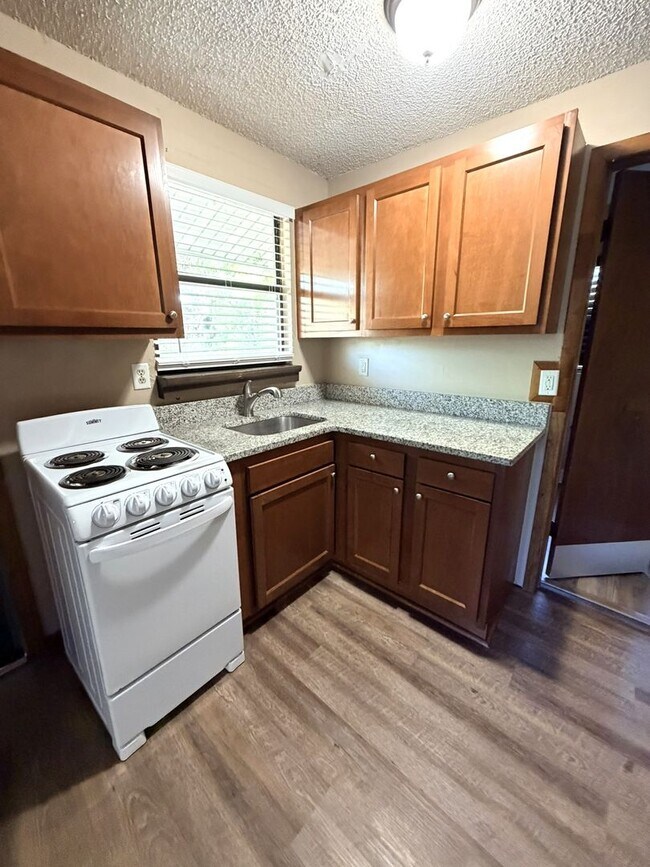Foto del edificio - Upstairs 2BR/1BA Riverside Duplex Apartment