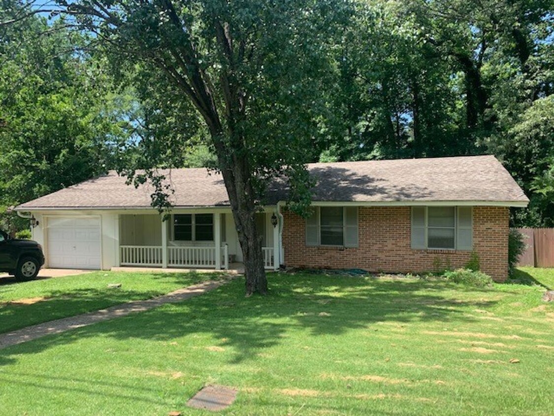 Primary Photo - Nice 3 Bed / 2 Bath Home Available Summer ...