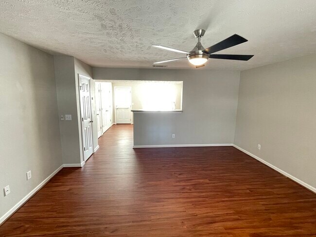 Building Photo - Woodland Pointe townhome, 2 bedrooms!