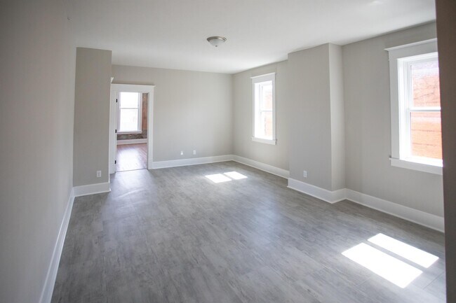 Building Photo - 136 Brady St