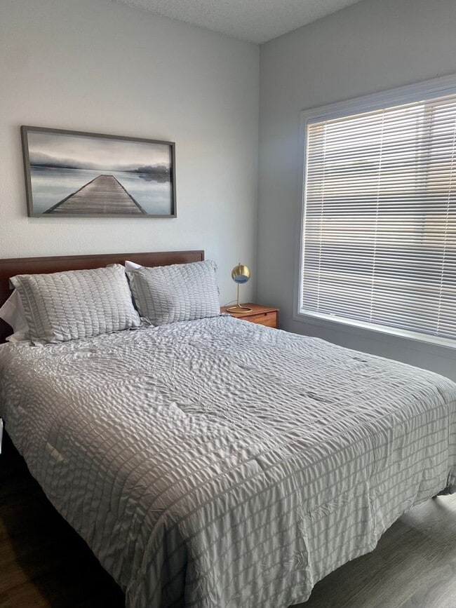 Building Photo - 1 bed 1 bath in renovated complex! This unit will go FAST