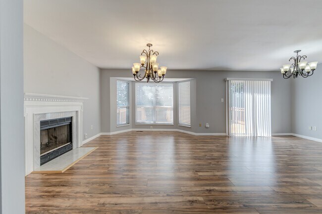 Foto del edificio - 16024 Sandalwood Creek Dr