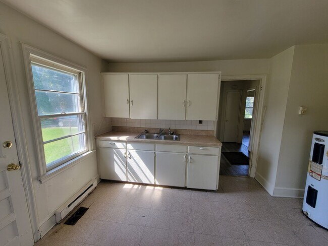 Building Photo - 2 Bedroom House