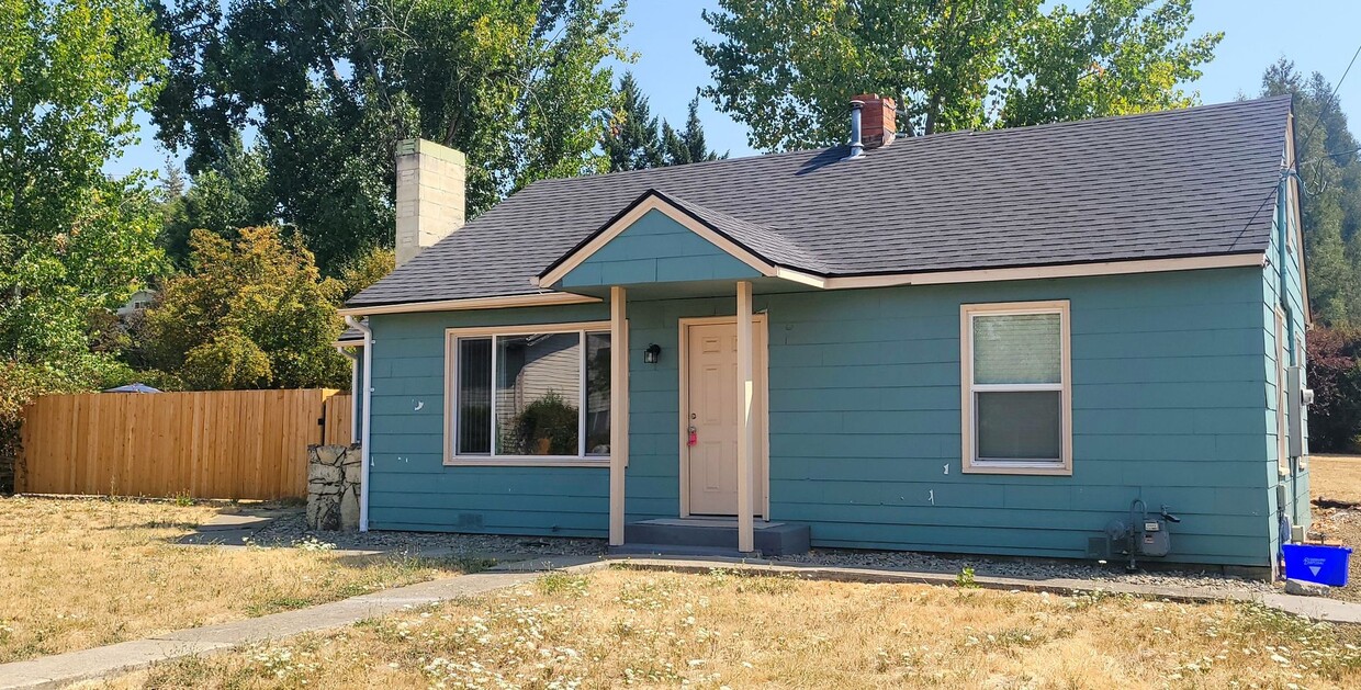 Primary Photo - Adorable 3 Bedroom Home off of Diamond Lak...