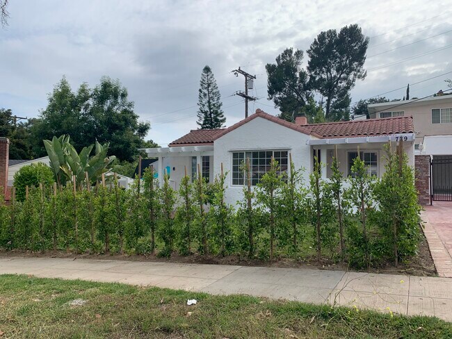 Foto del edificio - 729 Glenmore Blvd