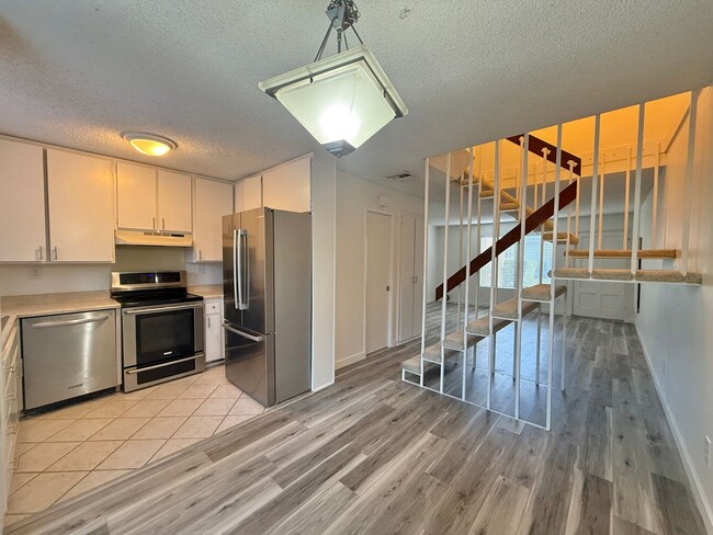 Building Photo - 2 Bedroom Townhome in Santee! Water/Sewer/...