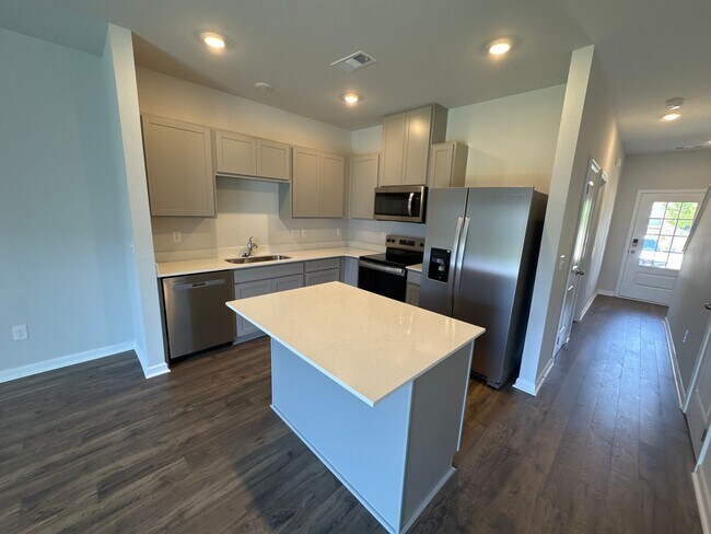 Foto del edificio - Beautiful 3BR Townhome in Prime Lebanon Location