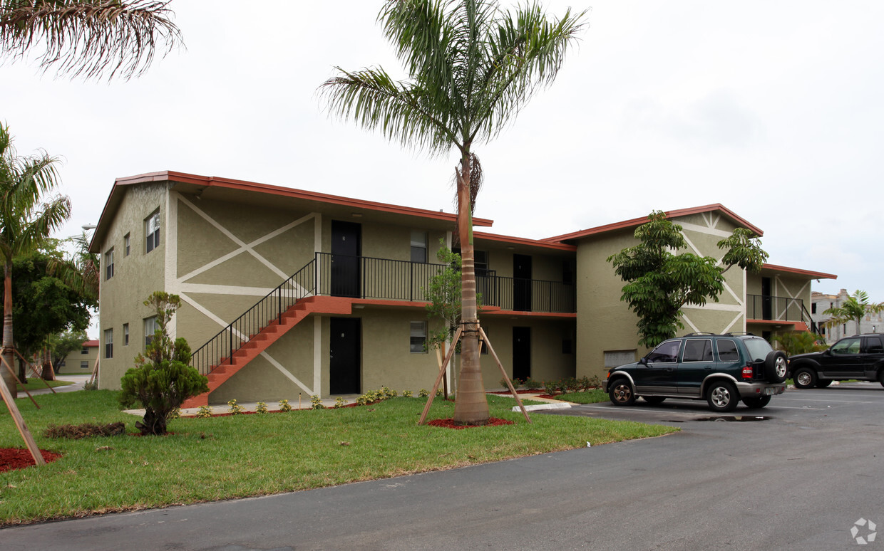 Vista de frente - El Jardin Apartments