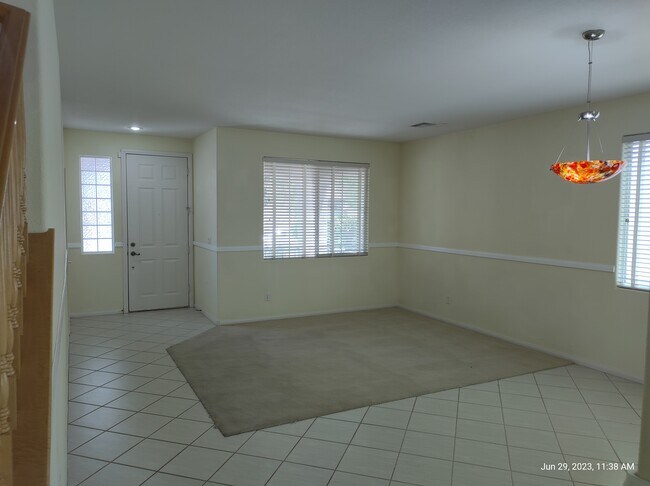 Foto del edificio - 2725 Port Lewis Ave