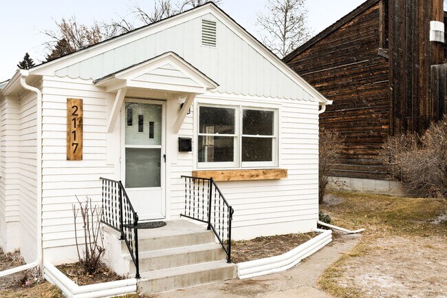 Building Photo - Cozy Two-Bedroom