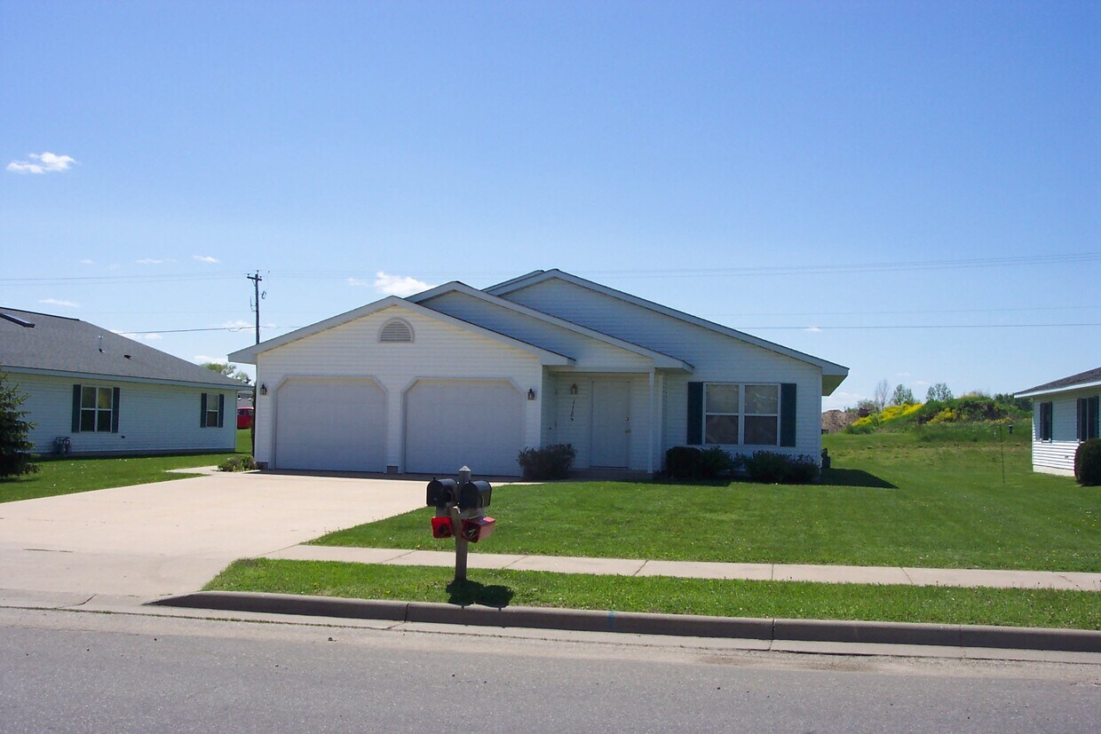1122 Mark Ave, Tomah, WI 54660 Apartments in Tomah, WI