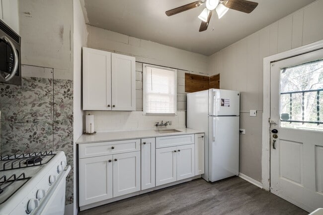 Building Photo - 2-BEDROOM FURNISHED MONTE VISTA DUPLEX