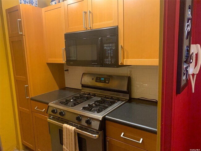 Foto del edificio - 220-55-220-46 46th Ave