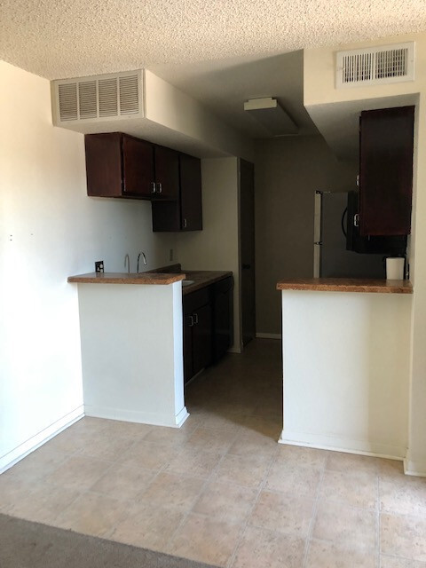 Foto del edificio - For Lease- Apartment- 6701 Eastridge #104