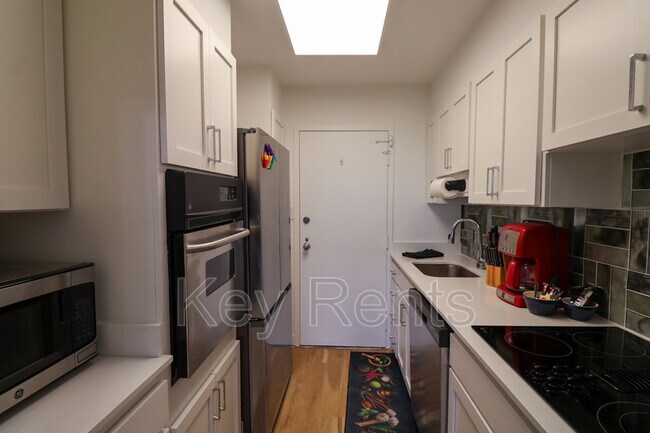 Building Photo - 825 Bayshore Dr