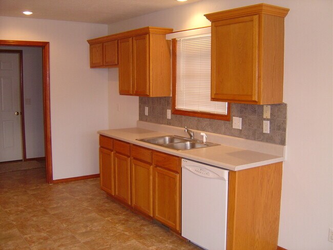 Foto del edificio - OZARK - 5003 N. 9TH ST. - NO PETS - CALL OFFICE FOR SHOWING INFORMATION