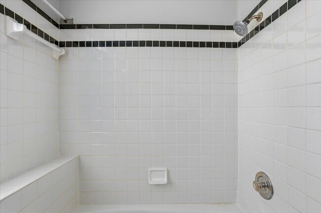 Foto del edificio - Spacious 2BR/1BA Lower-Level Apartment Near Downtown Savannah