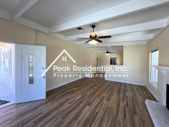 Building Photo - Charming 2bd/1ba Duplex- 5 Minutes From UC...