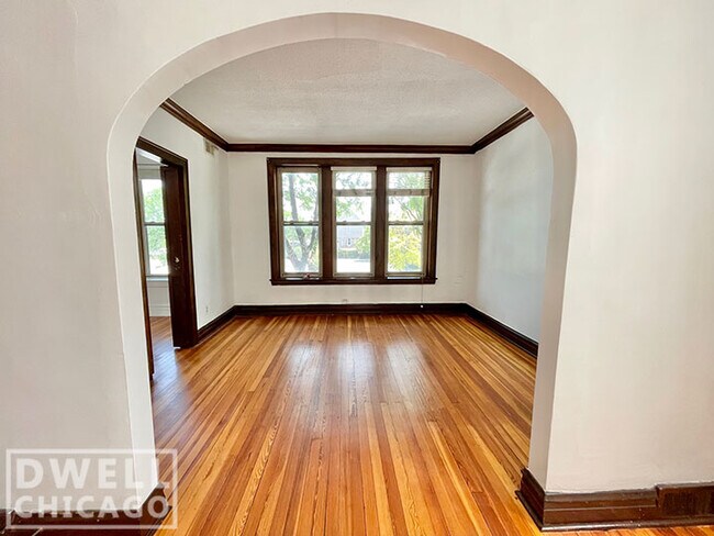 Building Photo - 4514 N Lincoln Ave