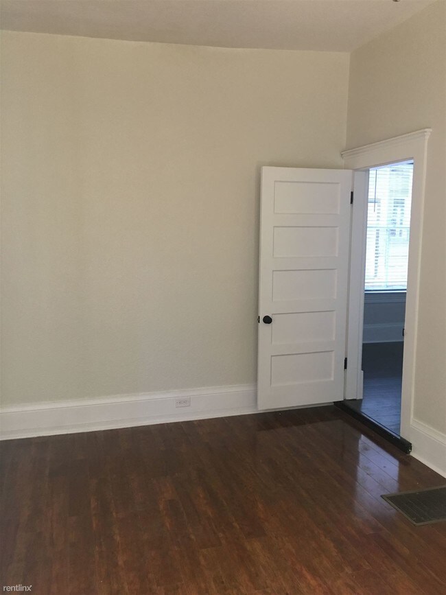 Building Photo - 210 W Hyde Park Pl