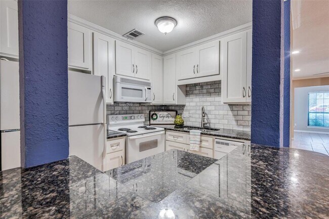 Building Photo - 2428 Forest Brook Ln