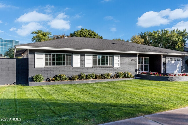 Foto del edificio - 2532 E Highland Ave