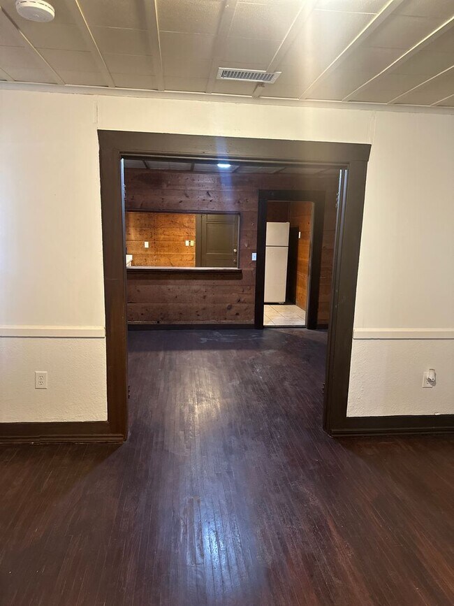 Foto del edificio - 2 BED 1 BATH; new HVAC! NEW CARPET!
