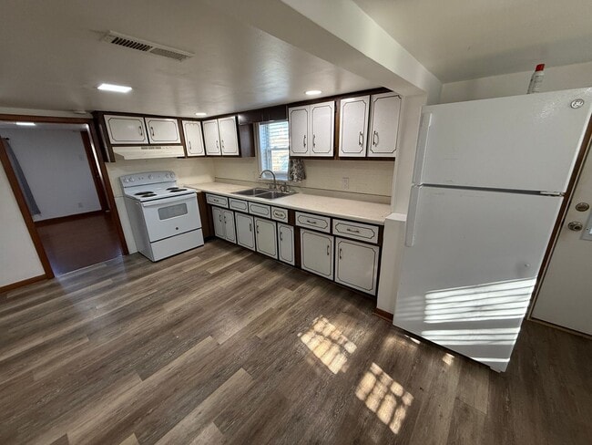 Building Photo - 320 Carter Ave