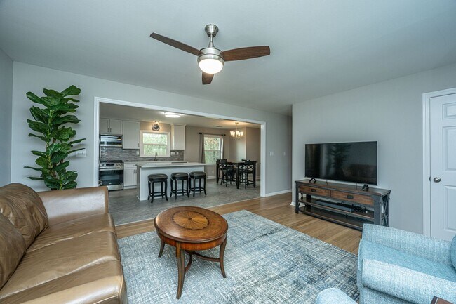 Foto del edificio - Charming Hanahan Ranch with Hardwood Floor...