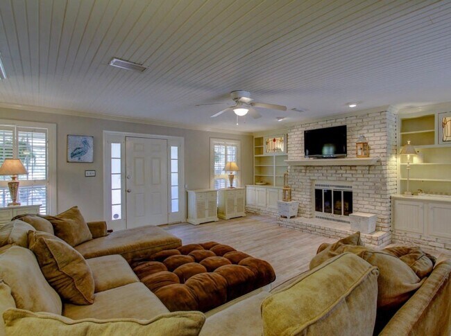 Foto del edificio - Executive Lakefront Retreat with Private P...