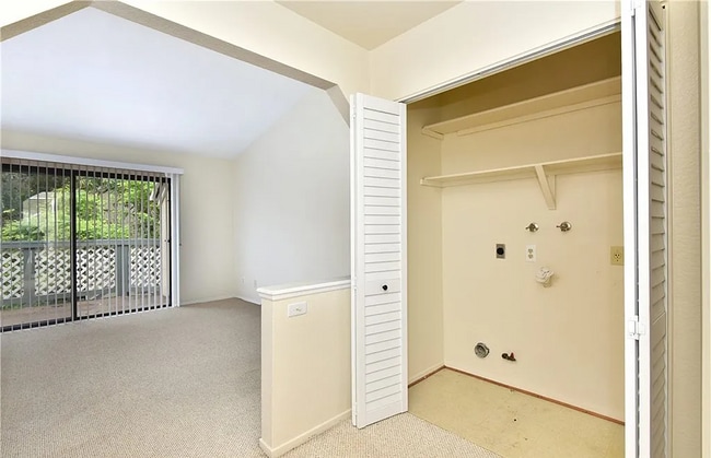 Building Photo - This home is a cozy 1 BR, 1 BA Condo
