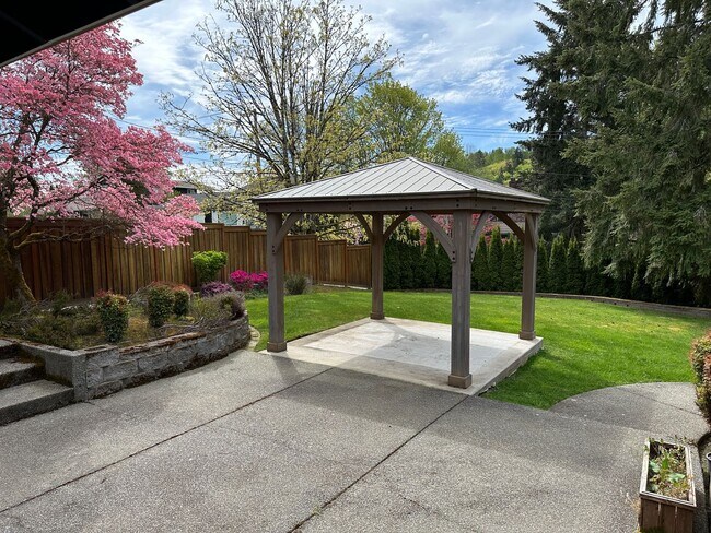 Building Photo - Large Bellevue Property with Everything.