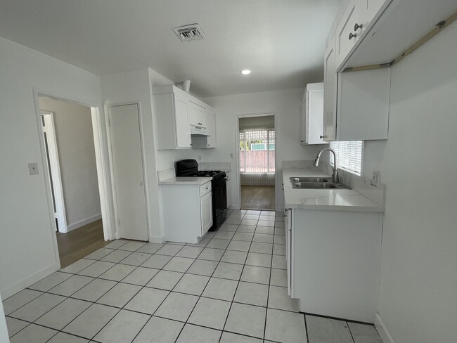 Kitchen - 12212 Everest St