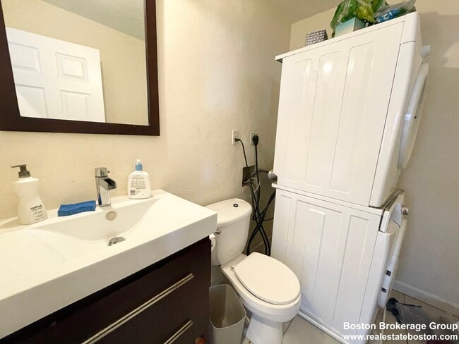 Building Photo - 7 Iroquois St