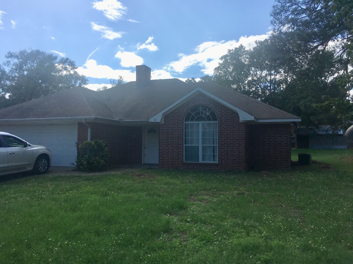 Foto principal - 3 bed 2 bath home in Gladewater