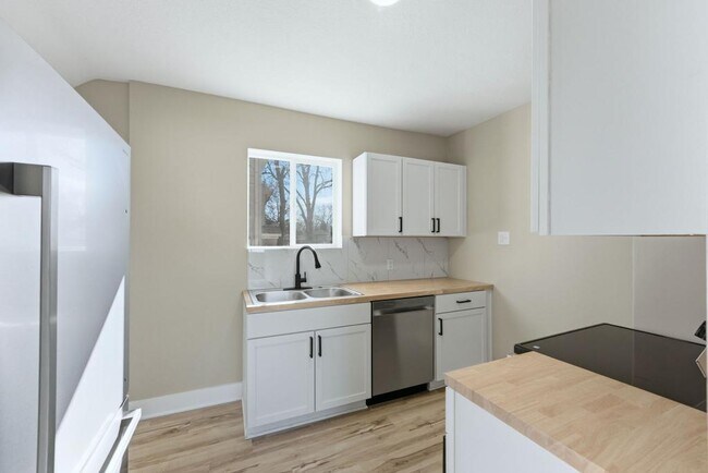 Foto del edificio - 2221 Eby Ave