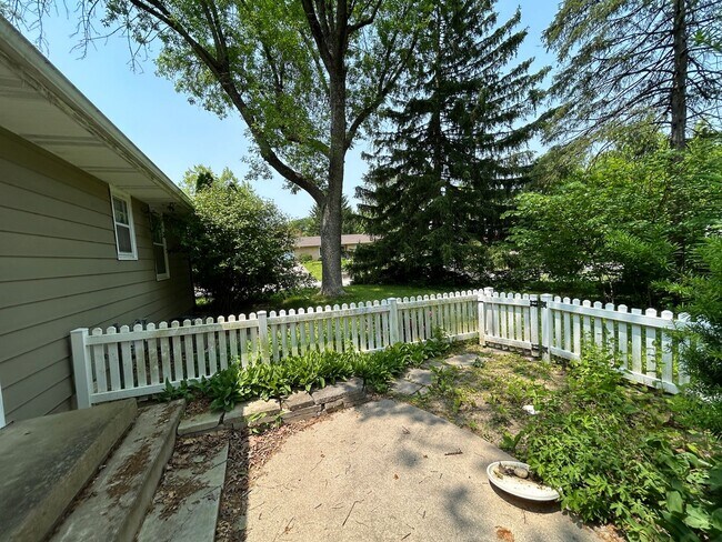 Building Photo - 208 Lindberg Rd
