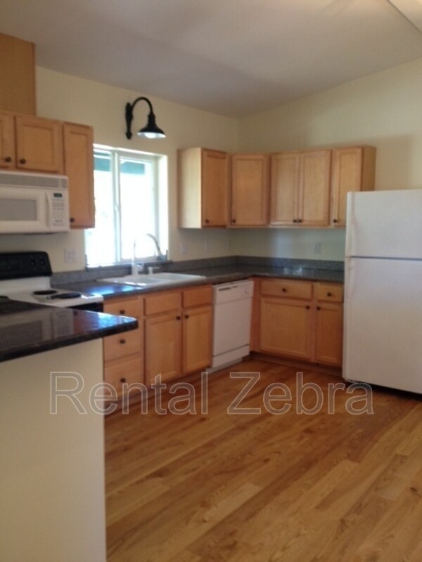 Building Photo - 2457 NE Desert Willow Ct